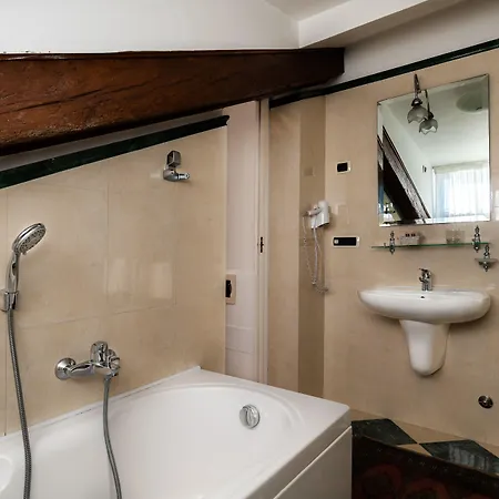 トリビュート トゥ ミュージック レシデンツァ ゲストハウス 4*